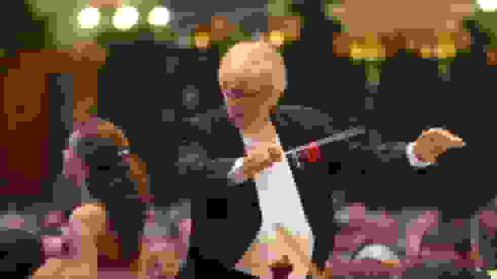 رهبر ارکستر اتحادیه اروپا به دلیل پذیرش نشان دوستی روسیه مورد انتقاد قرار گرفت