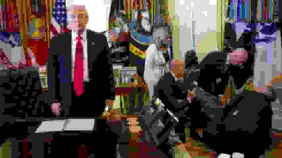 نماینده صنعت داروسازی در دفتر اوال کاخ سفید هنگام اعلام کاهش قیمت دارو توسط ترامپ غش کرد