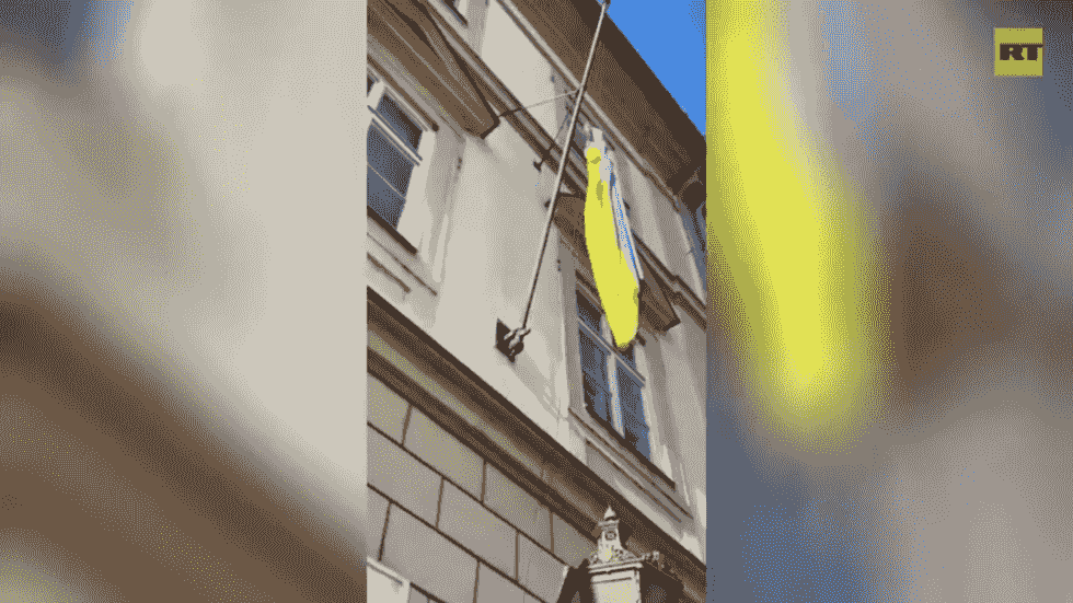 پایین کشیدن پرچم اوکراین از ساختمان پارلمان جمهوری چک (ویدیو)