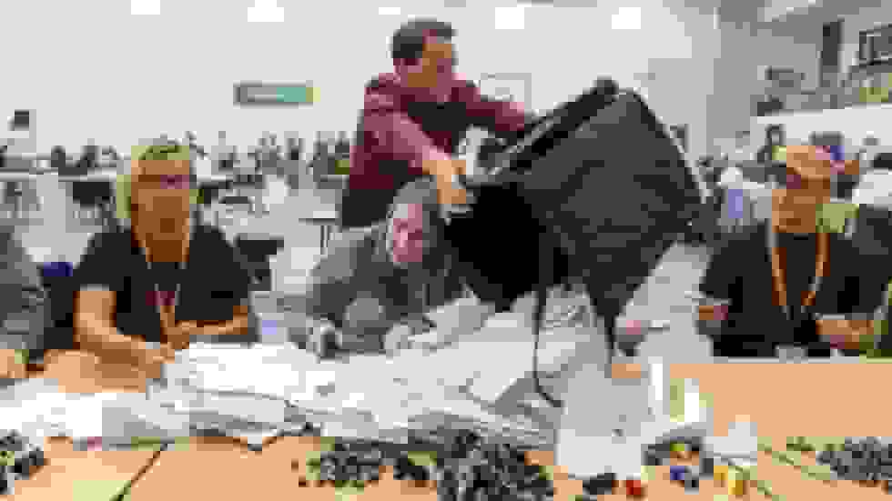 نزدیک به نیمی از مردم غرب معتقدند دموکراسی 'شکسته' است - نظرسنجی