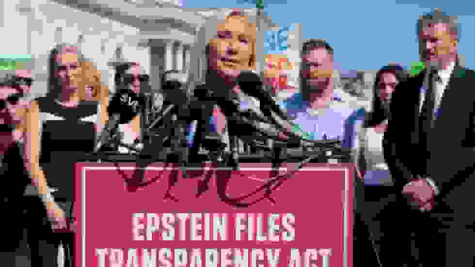 عذرخواهی متحد سرسخت ترمپ به خاطر نقش “مسموم” در سیاست