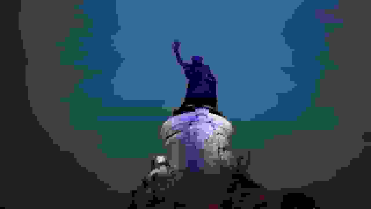 اجرای رقص عاطفی در بزرگداشت حملات تروریستی ۲۰۱۵ پاریس