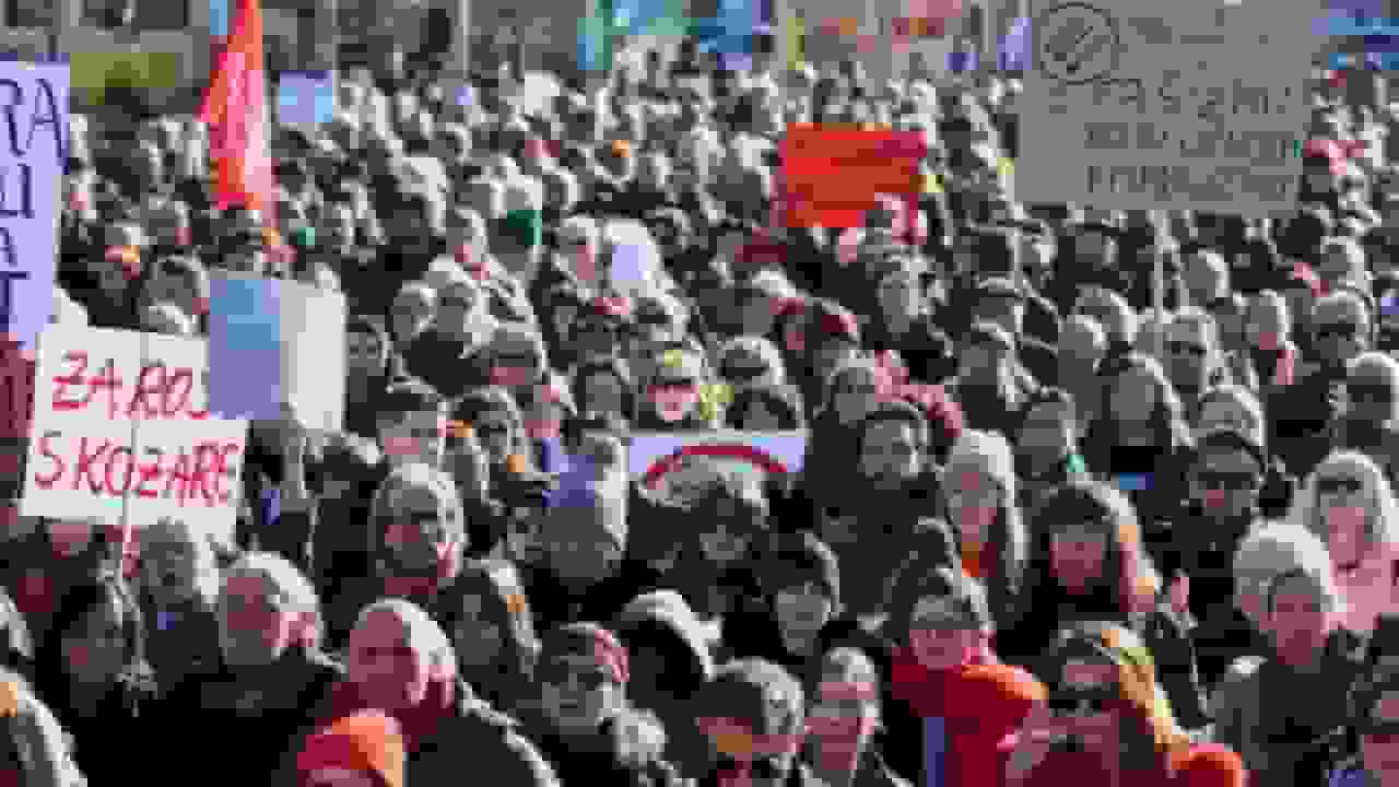 هزاران نفر در کرواسی علیه احیای راست افراطی و تجدیدنظرطلبی جنگ جهانی دوم تظاهرات کردند