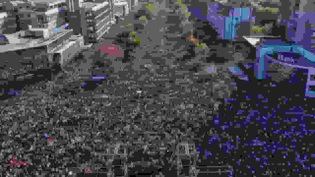 تجمع بزرگ صربیها برای نخستین سالگرد فرود کشنده سقف ایستگاه قطار