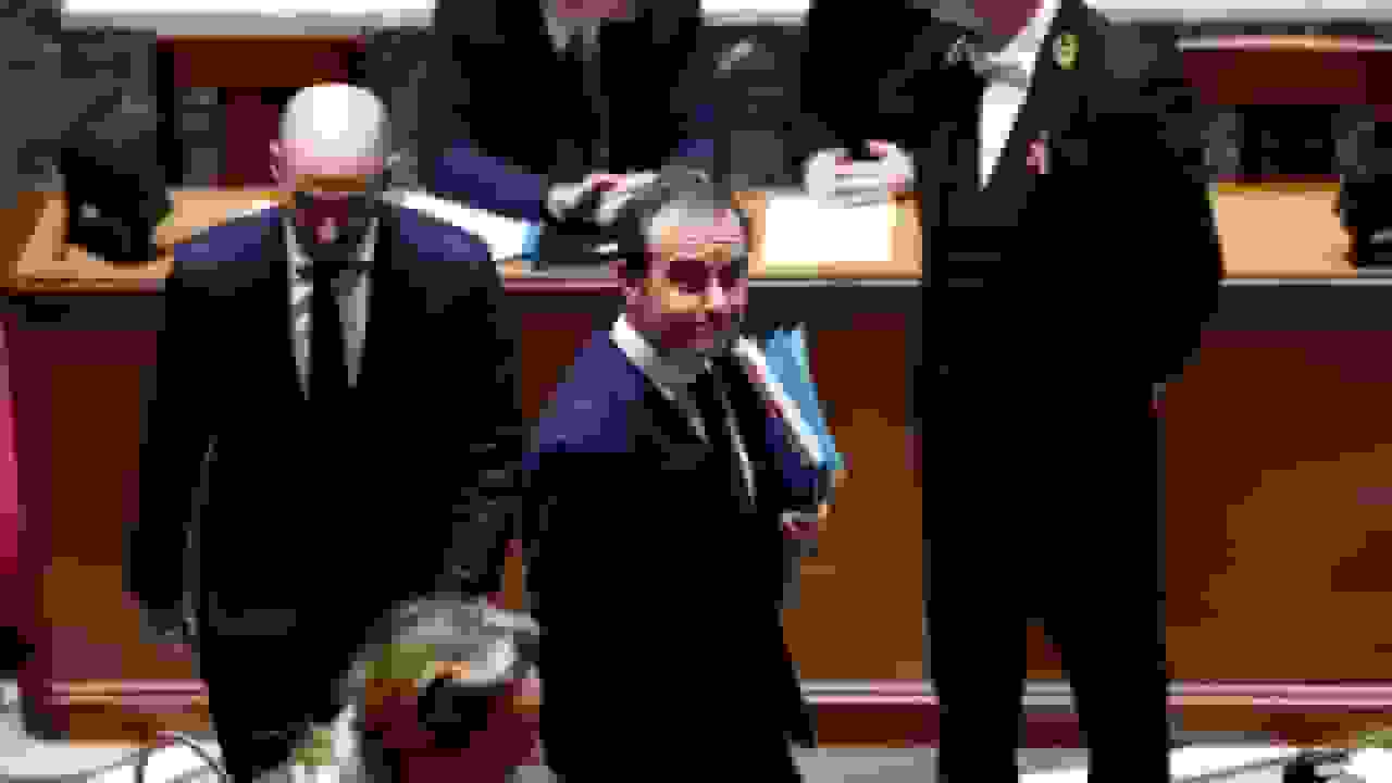 دولت فرانسه روی طناب باریک: نمایندگان مجلس درباره مالیات زوکمن بحث میکنند