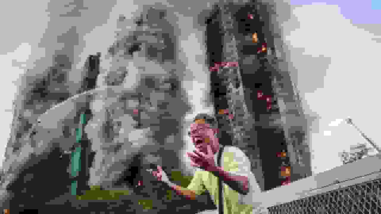 هفته در تصاویر: آتشسوزی مهیب هنگکنگ، دیدار پاپ لئون چهاردهم از مسجد آبی استانبول و سیلهای جنوب شرق آسیا