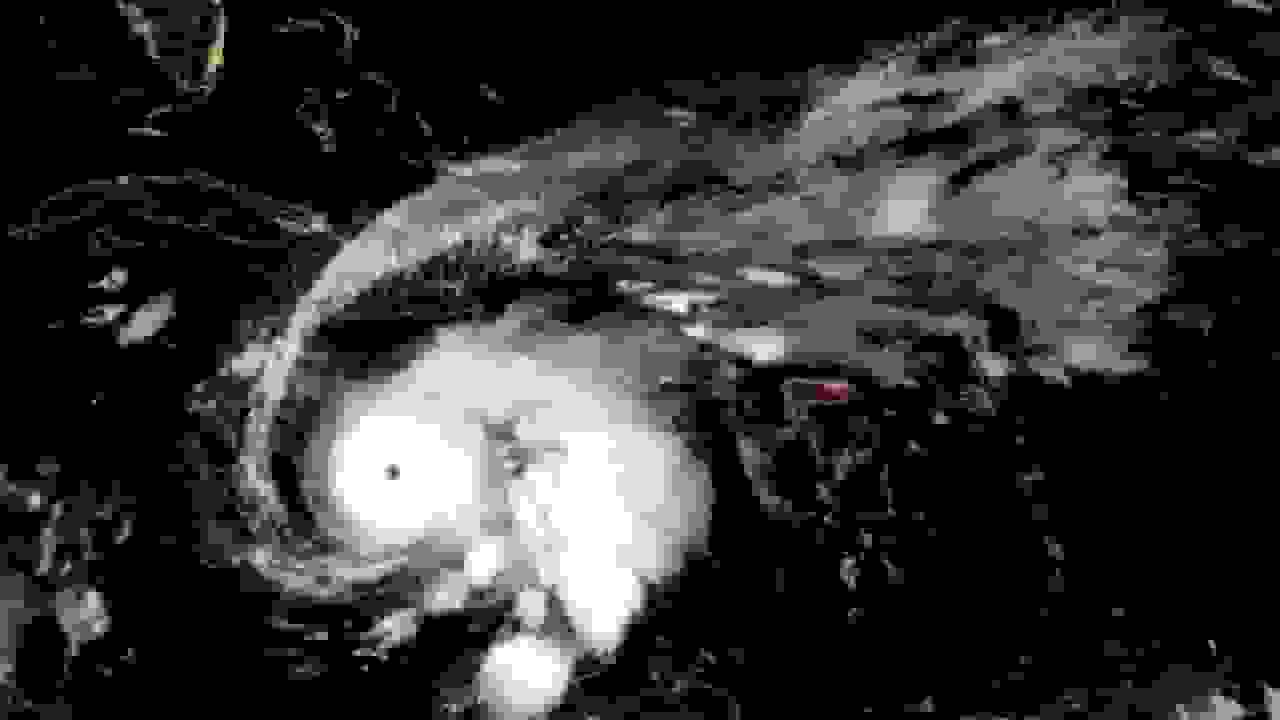 جزایر کارائیب در انتظار طوفان ملکه ملانی به عنوان یک طوفان دسته ۴