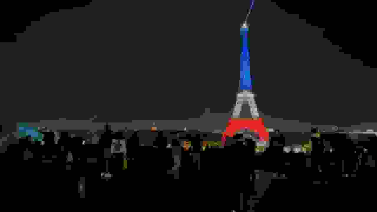 فرانسه دهمین سالگرد حملات نوامبر پاریس را گرامی میدارد