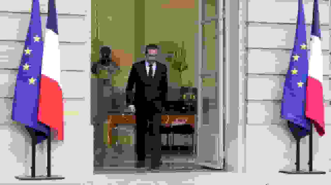 نخست وزیر فرانسه مذاکرات فوری برای حل بحران سیاسی را آغاز کرد