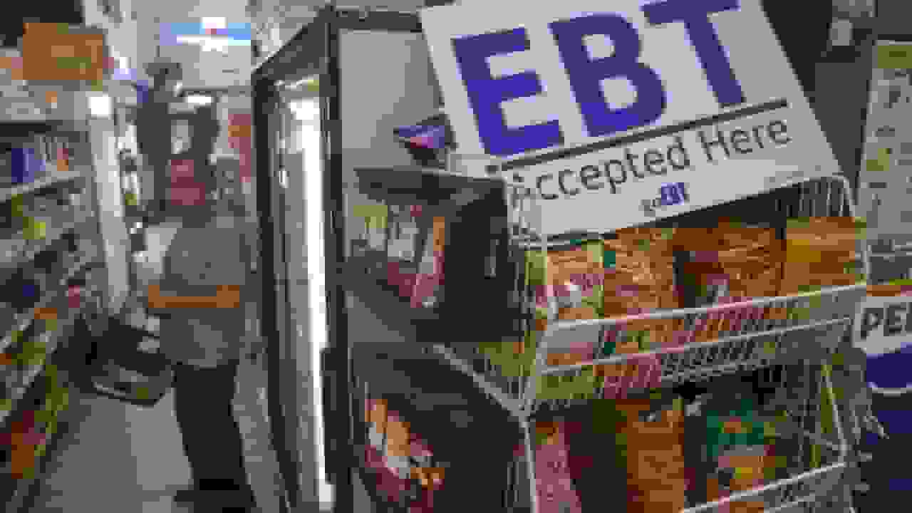 کاخ سفید ارائه کمکهای غذایی کاهشیافته در زمان تعطیلی دولت را پس از دستور دادگاه آغاز میکند