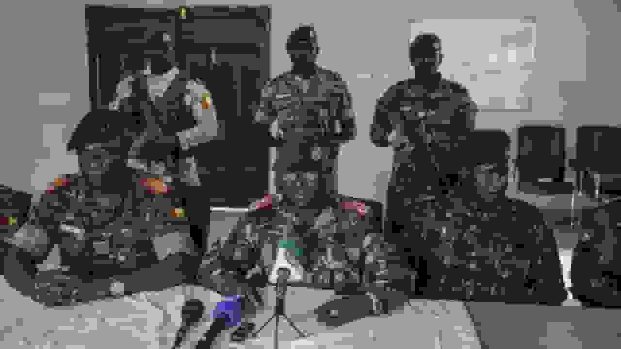 افسران نظامی گینه بیسائو پس از کنترل کشور اعلام کردند «همه مرزها بسته است»