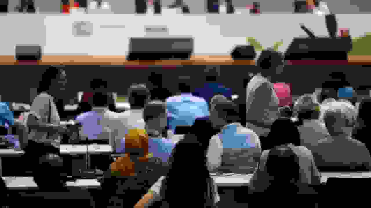 مذاکرات COP30 به دلیل اختلاف بر سر سوختهای فسیلی بیش از موعد ادامه یافت