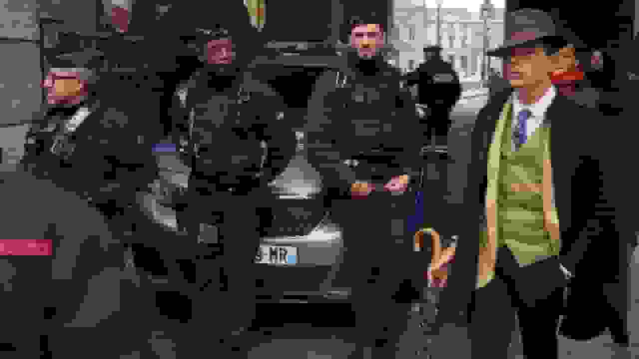 هفته در قاب تصویر: قورباغه کرمیت در پاریس، سارکوزی به زندان میرود و تخریب کاخ سفید