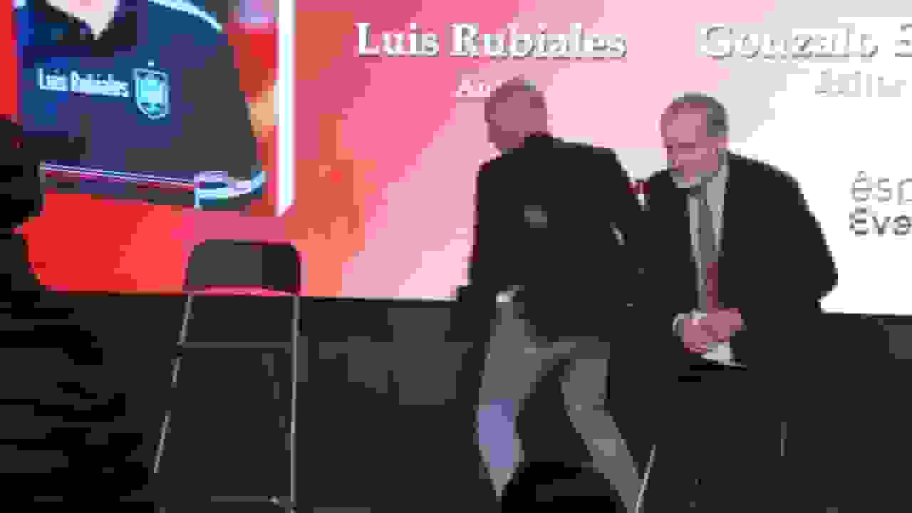 توپبازی سابق اسپانیا، لوئیس روبیالس، توسط عمویش مورد هدف تخممرغ قرار گرفت