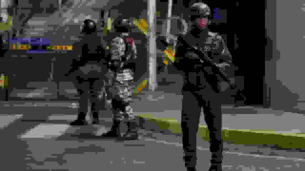 ادعای کشتهشدن ۱۰۰ نفر در حمله آمریکا به ونزوئلا و زخمی شدن مادورو و همسرش