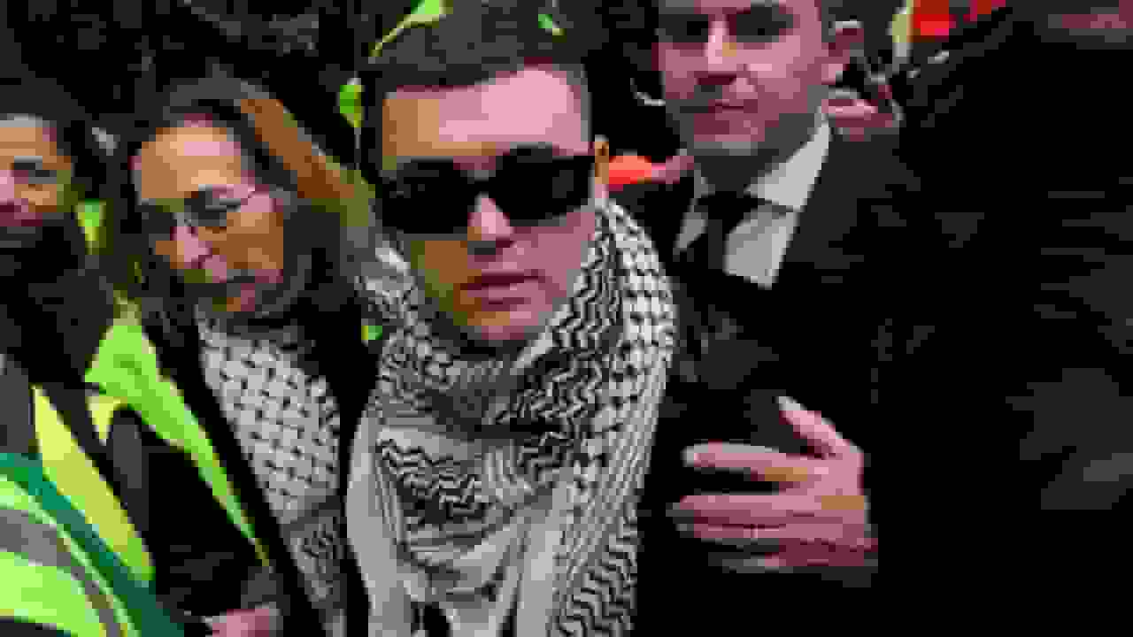 واکنش دادستانهای بریتانیا به لغو پرونده تروریسم علیه رپر گروه Kneecap