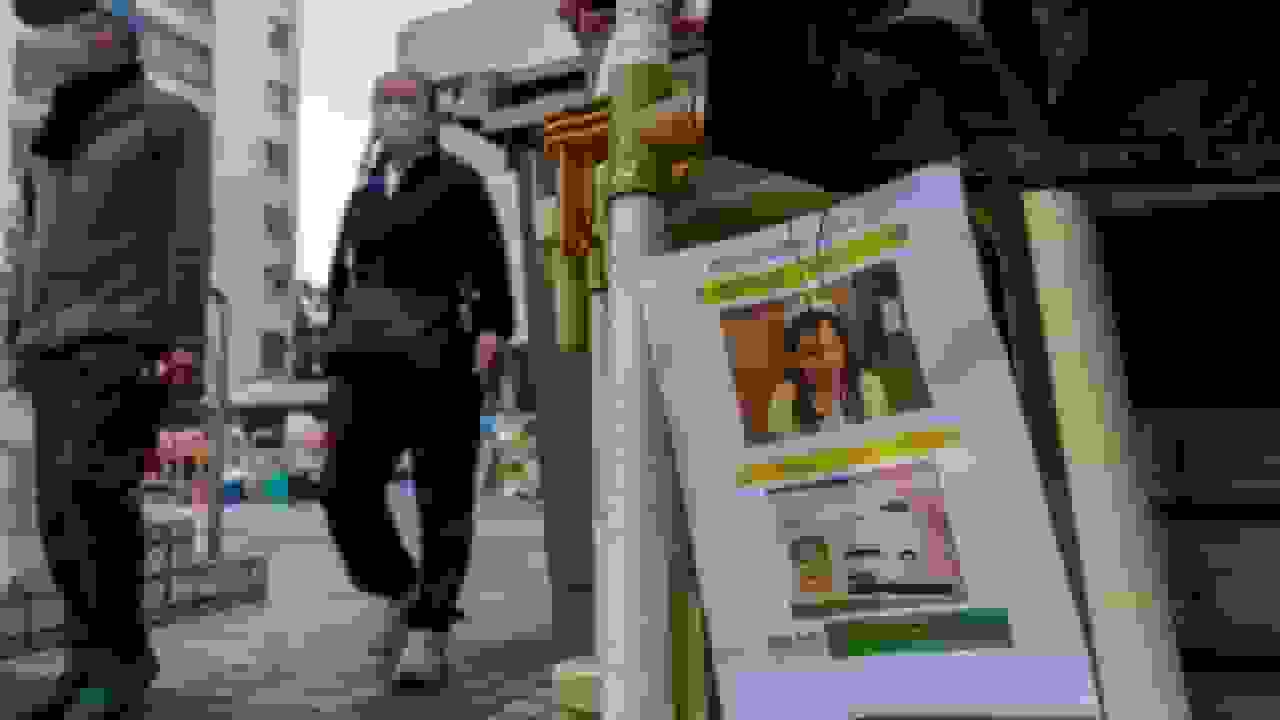 جستجوی خانوادهها برای مفقودین پس از پایان عملیات آتشنشانی در هنگکنگ