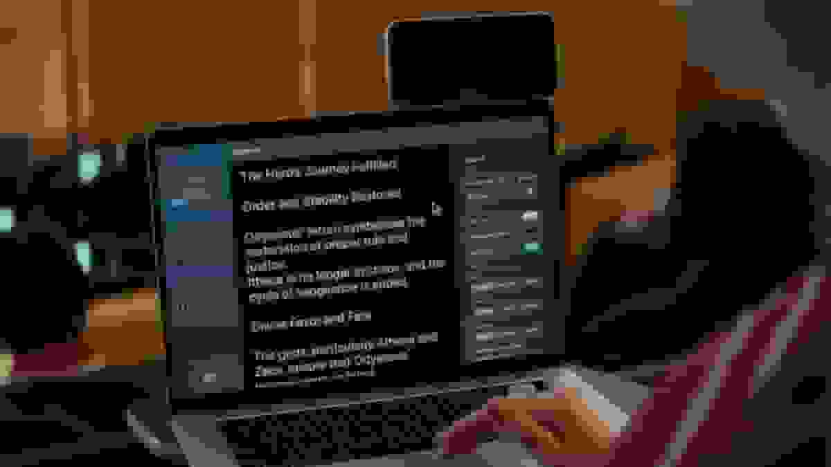 نحوه استفاده از بزرگنمای مکبوک برای زوم روی متنهای دور