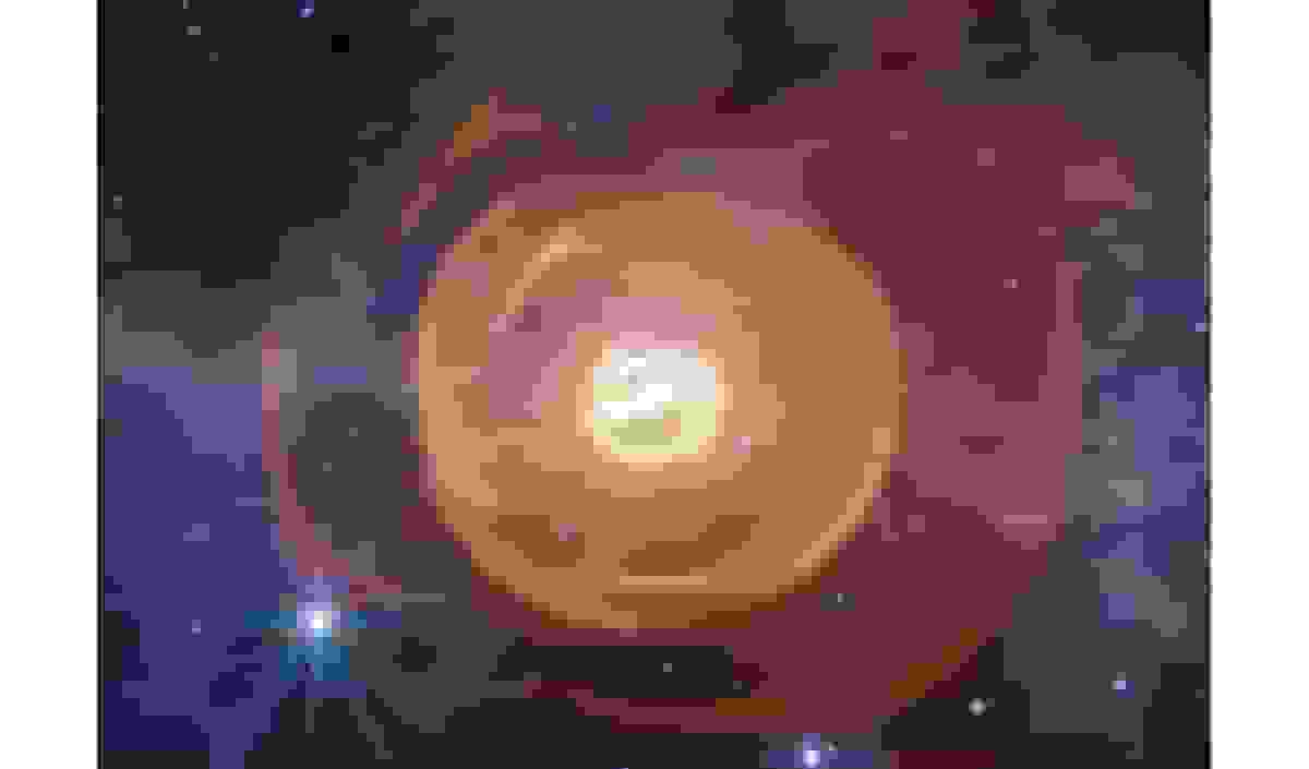 تلسکوپ وب تصویری از یک سامانه ستارهای دوتایی در مرکز پوستهای چهارلایه از غبار کیهانی ثبت کرد