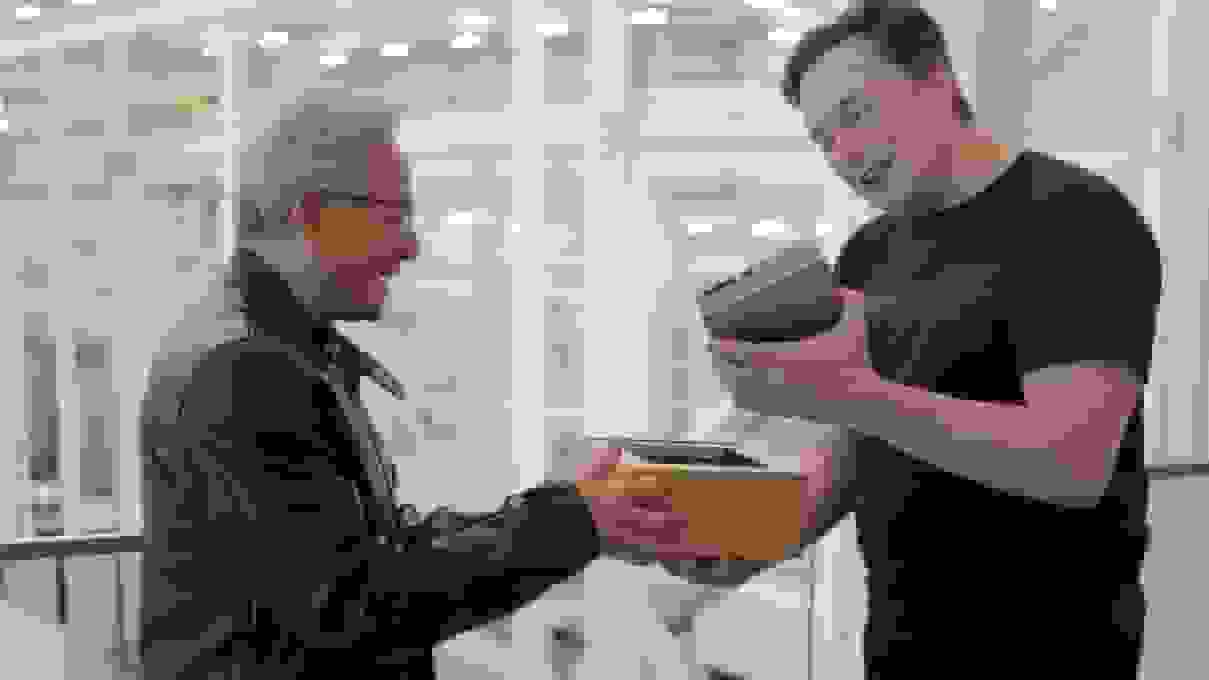 تحویل ابرکامپیوتر هوش مصنوعی DGX Spark به ایلان ماسک توسط جنسن هوانگ