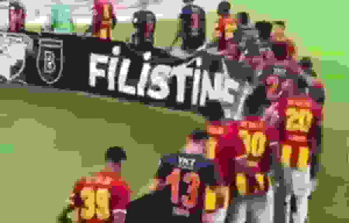 فریاد آزادی از دل فوتبال ترکیه: بازیکنان با بنر آزادی فلسطین وارد زمین شدند