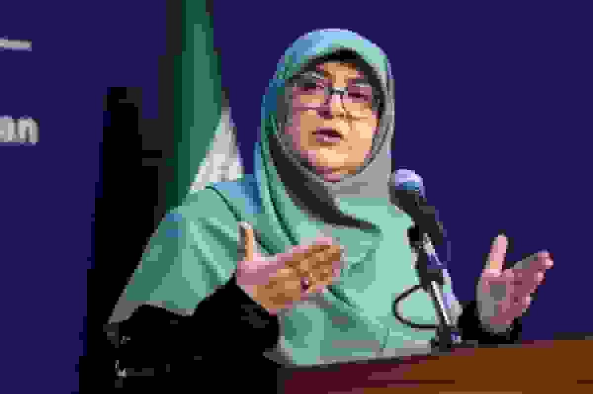 اشکهای سخنگوی دولت در آغوش مادر شهیدان زینالدین