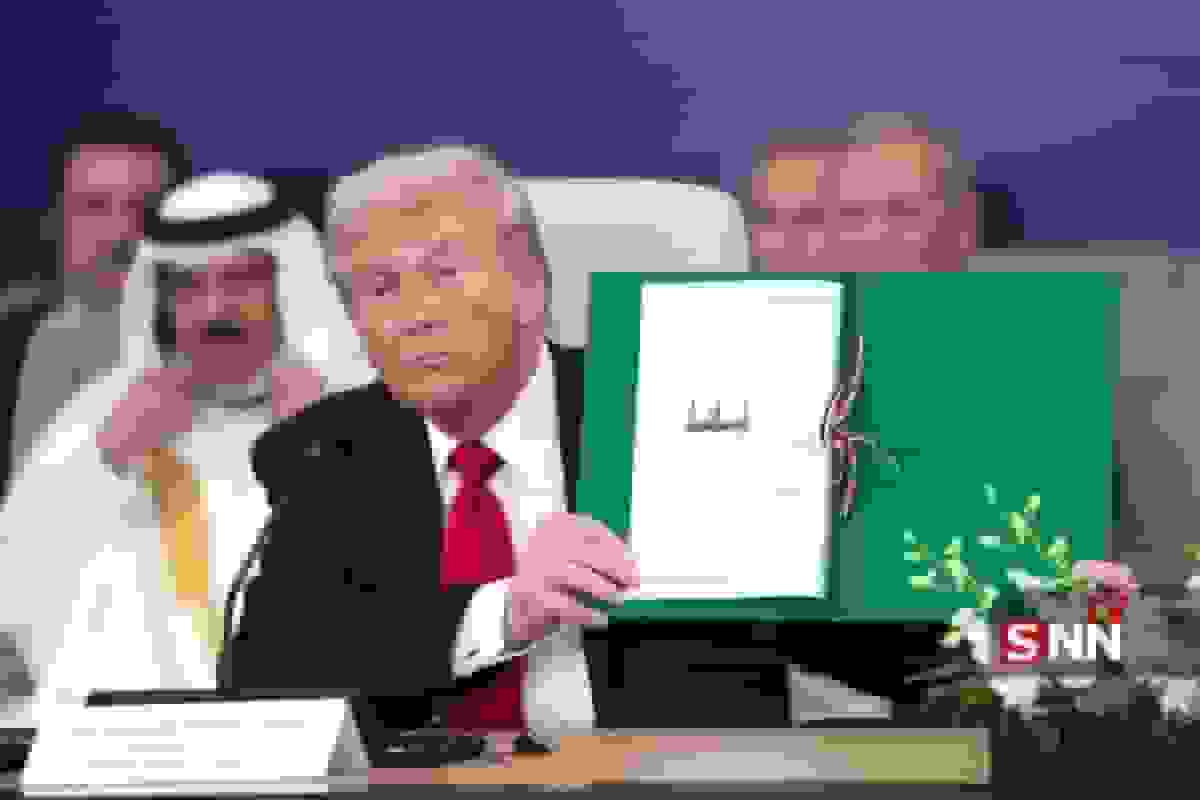تصویری از ترامپ و صلحنامه غزه در یک قاب