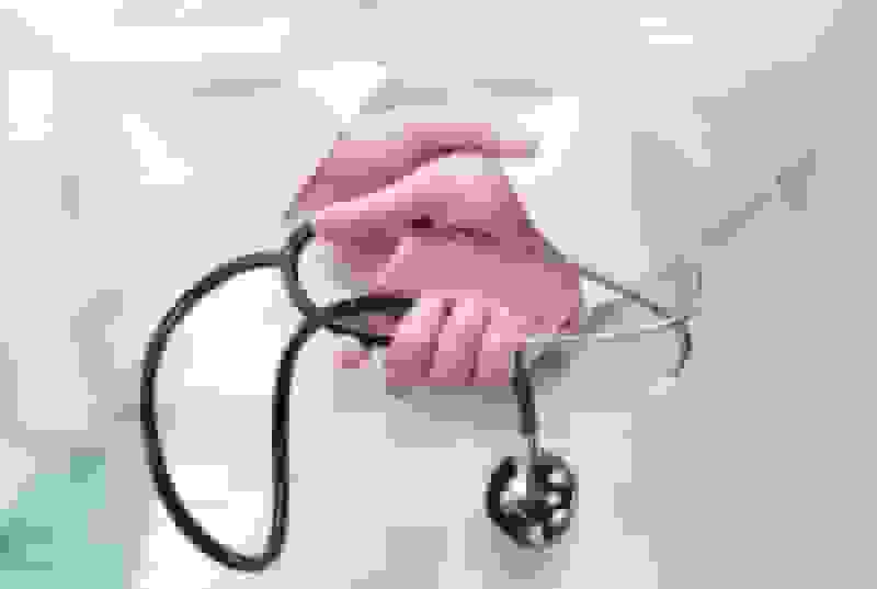 واکنش رئیس سازمان نظام پزشکی به انتقاد مجری SNNTV درباره فوت مادر و فرزند در پلدختر