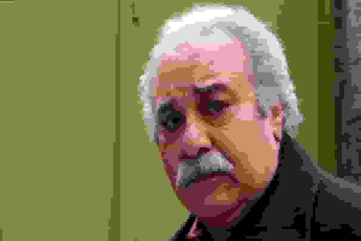 بازیگر سریال «یوسف پیامبر» پرچم امام حسین(ع) را به پیکر محمد کاسبی رساند