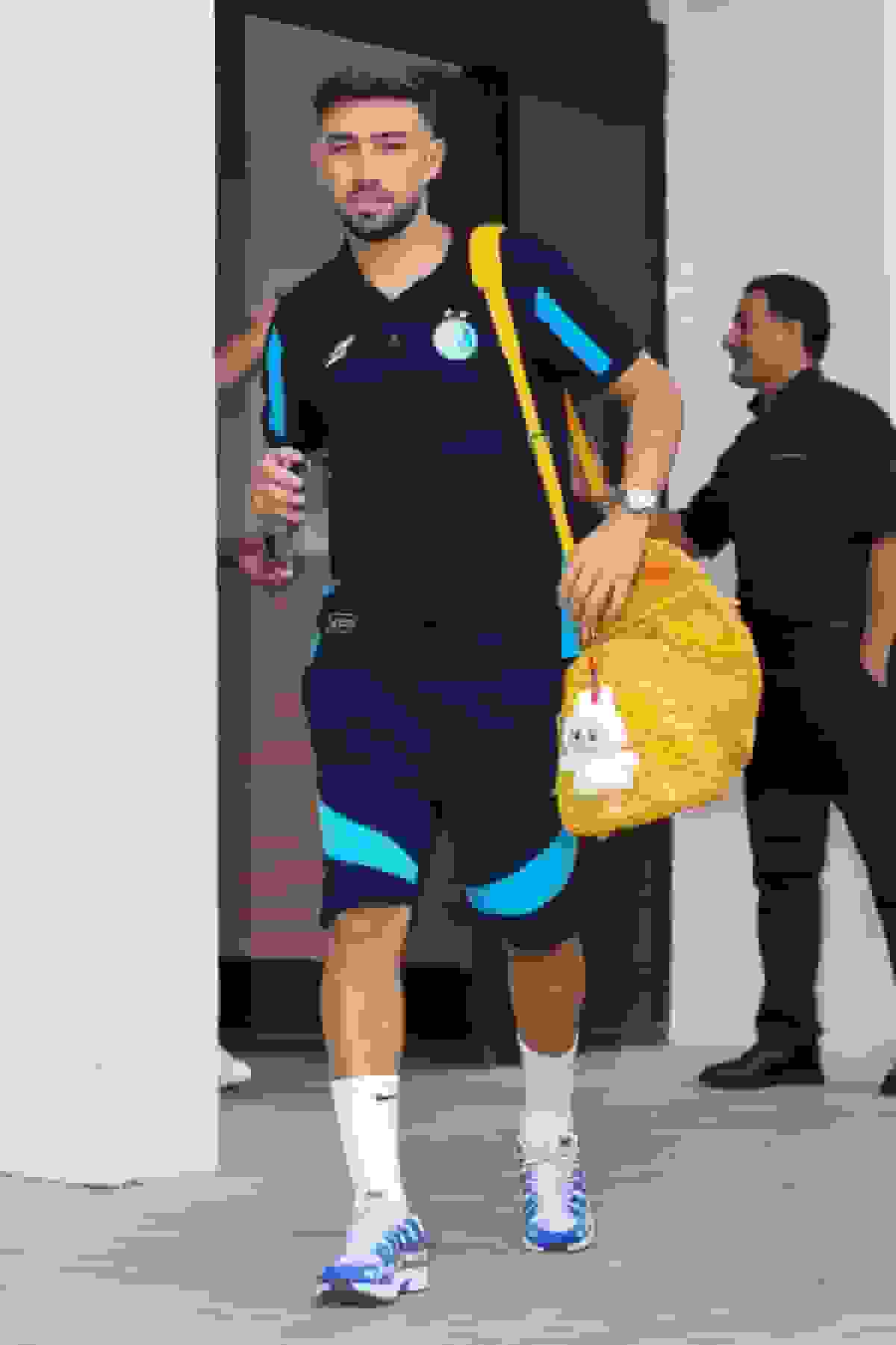 منیر الحدادی با عروسک شانس در شهر قدس با استقلال