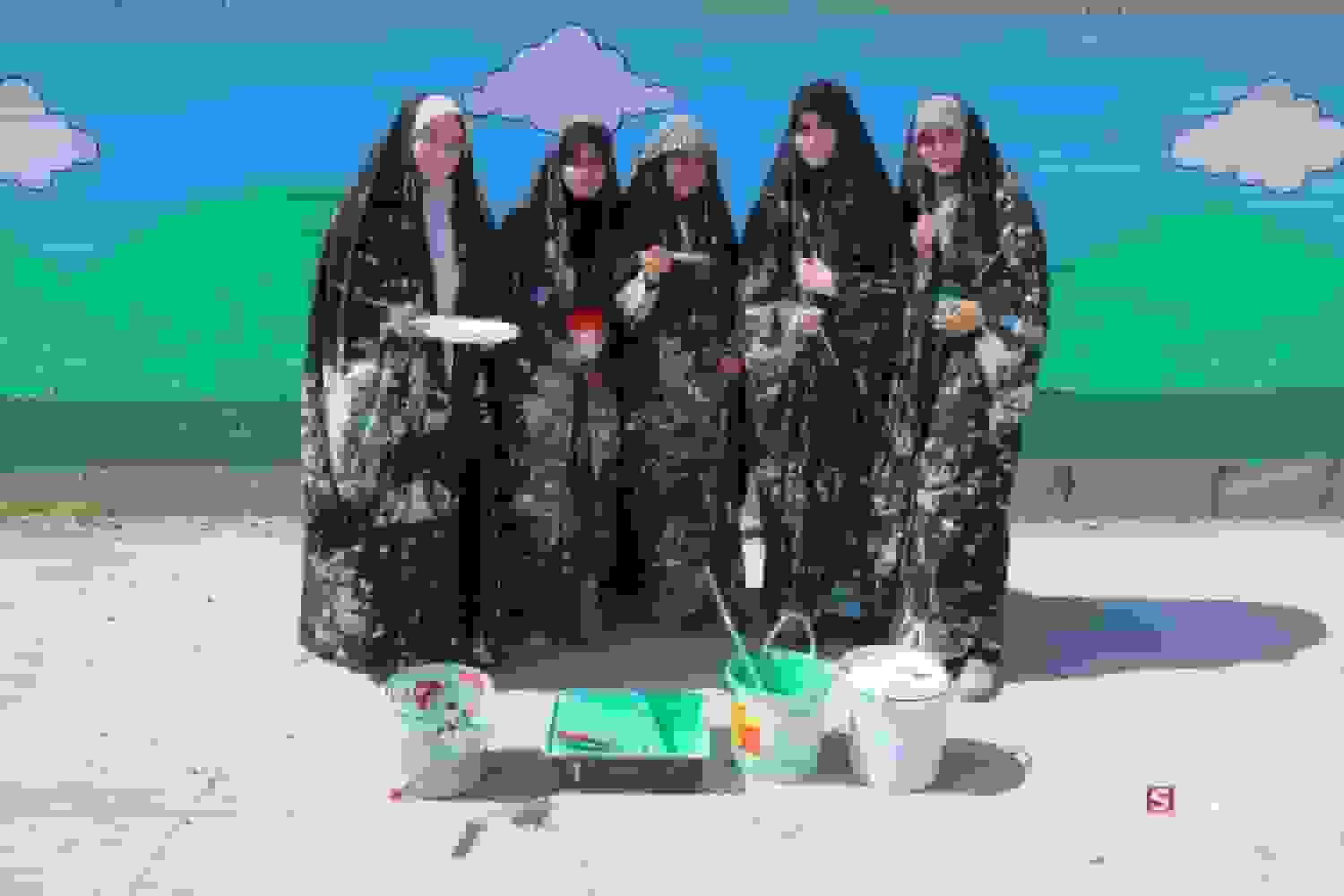 دانشجویان دانشگاه تهران با نقاشی دیوارهای مدرسه به اردوی خدمتی روح بخشیدند