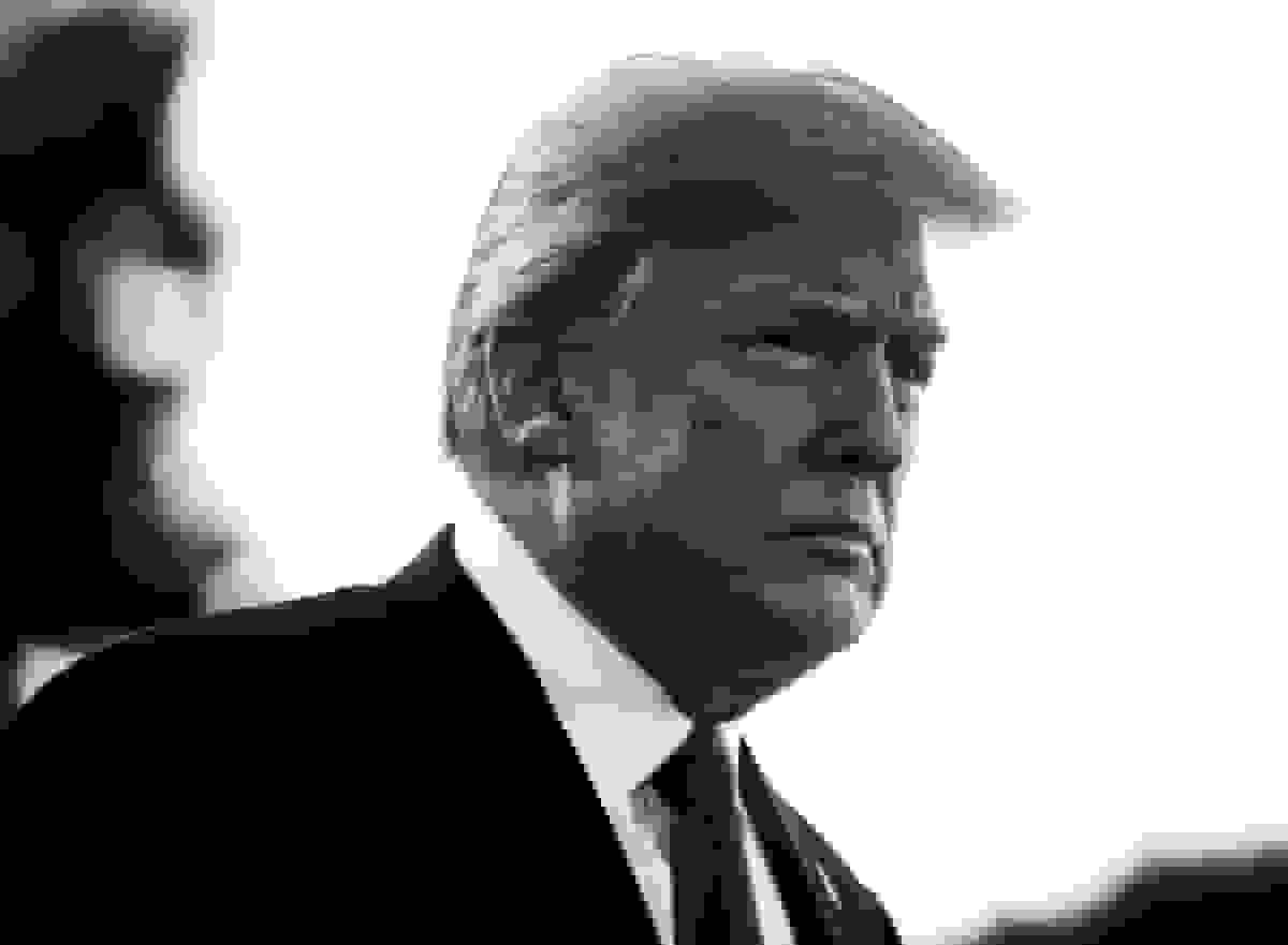 ترامپ فراموشی زمین خوردن خود در انتقاد به بایدن