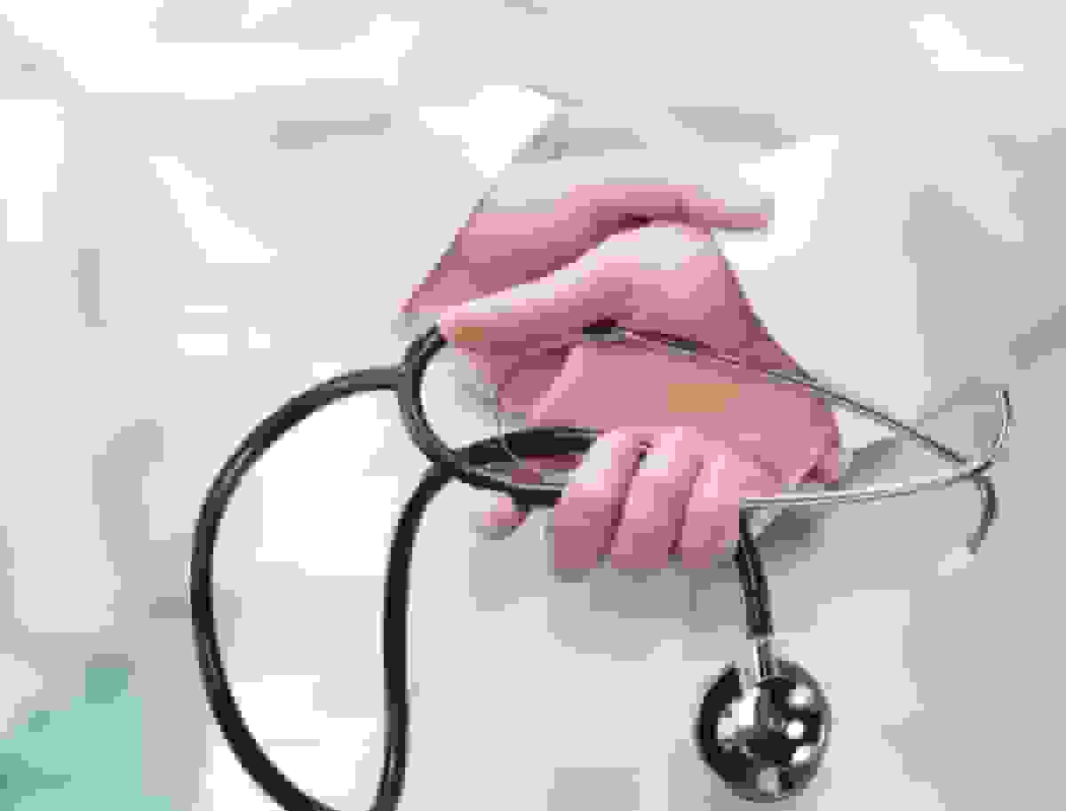 دستگیری پزشک قلابی سیار در حین انجام عمل زیبایی در منزل