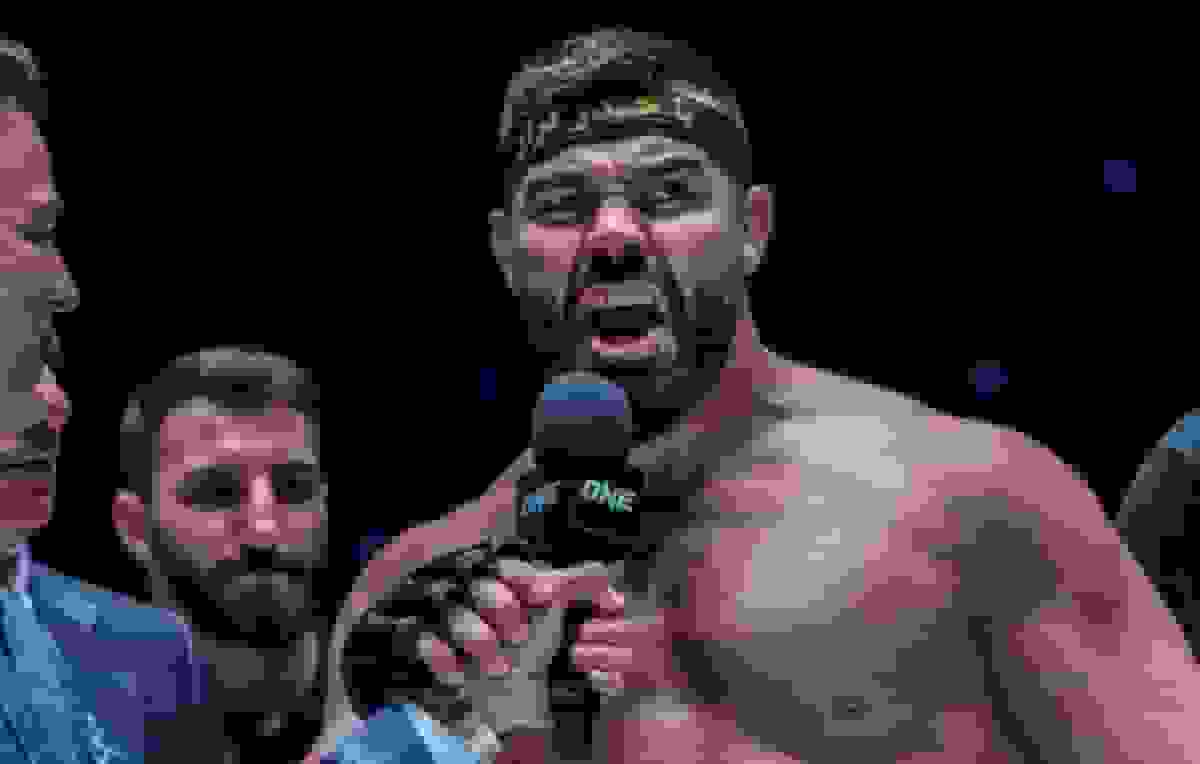 فیلم کری خوانی امیرعلی اکبری و آنتونی جانسون پیش از مسابقه خونین