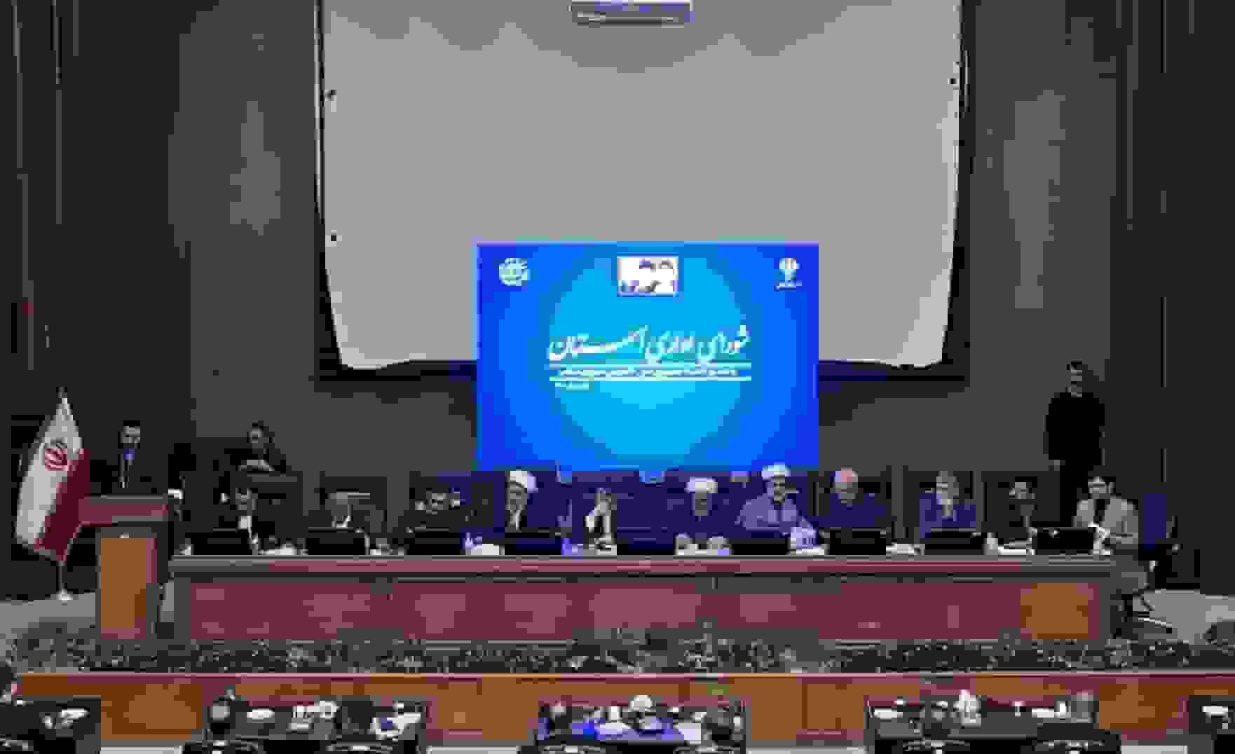 تقدیم بسته پیشنهادی استفاده از ظرفیتهای شرق کشور به مقام معظم رهبری