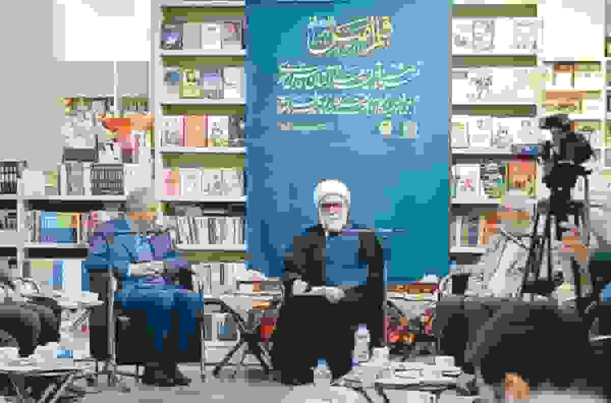 تولیت آستان قدس رضوی: تقریظ رهبر انقلاب اعتبار مضاعف به نویسندگان میبخشد