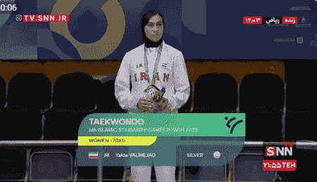 اهدای مدال وزن منفی ۷۰ کیلوگرم تکواندو: دختر دهه هشتادی مدال نقره دریافت کرد
