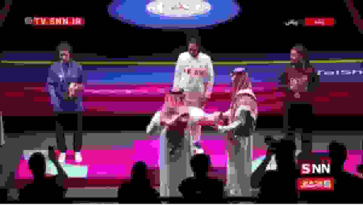 سلام نظامی منصوریان به پرچم ایران پس از کسب مدال طلای ووشو