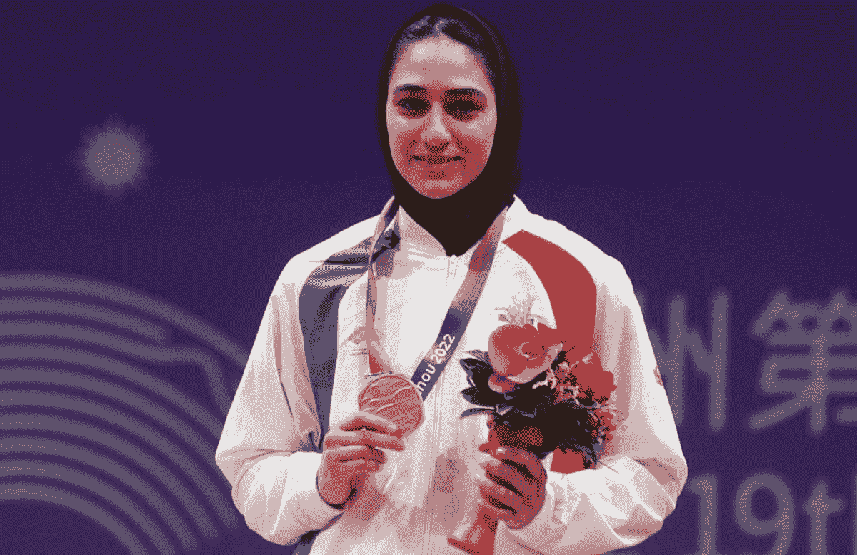 لحظه اهدای مدال به ملیکا میرحسینی