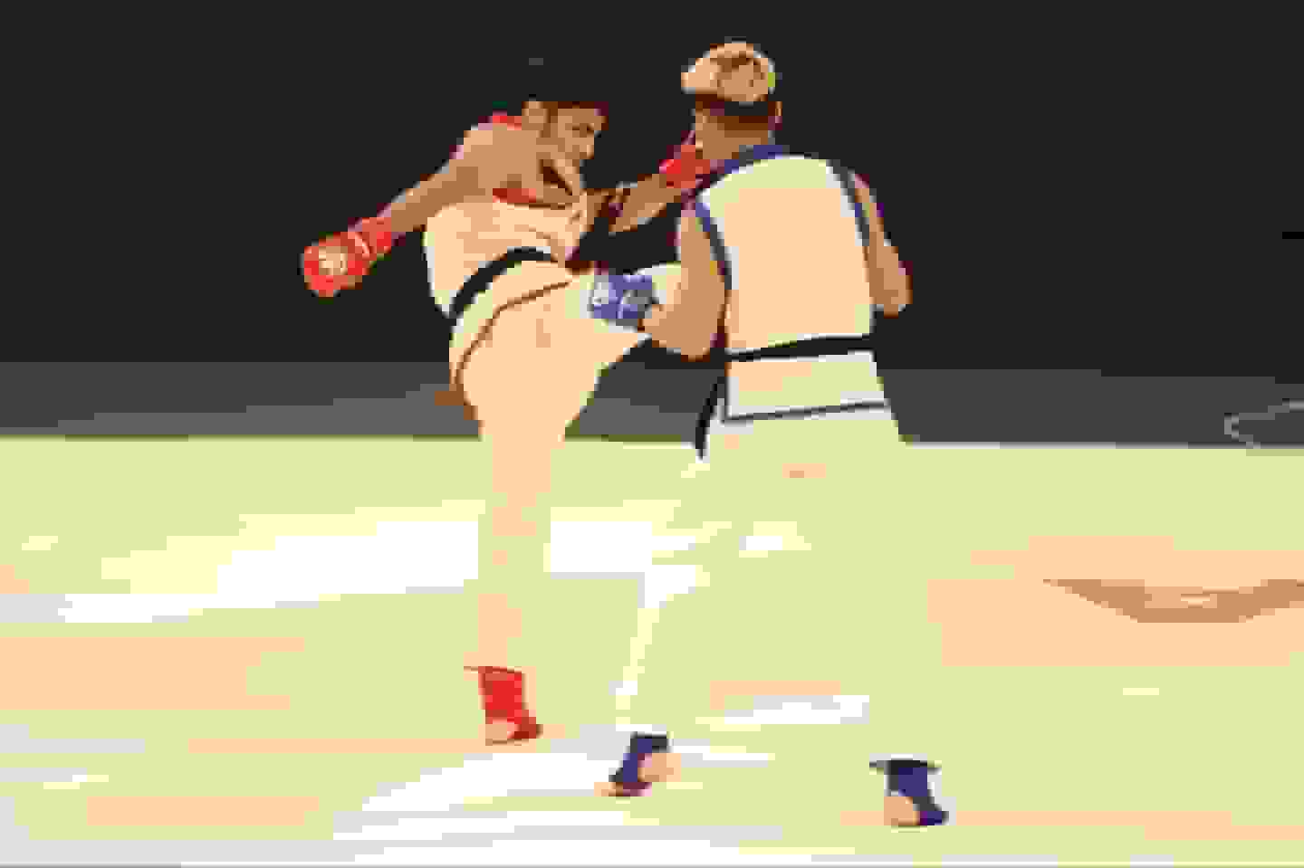 اهدای مدال طلا به امیرمحمد حاتمیان در مسابقات MMA بازیهای آسیایی جوانان