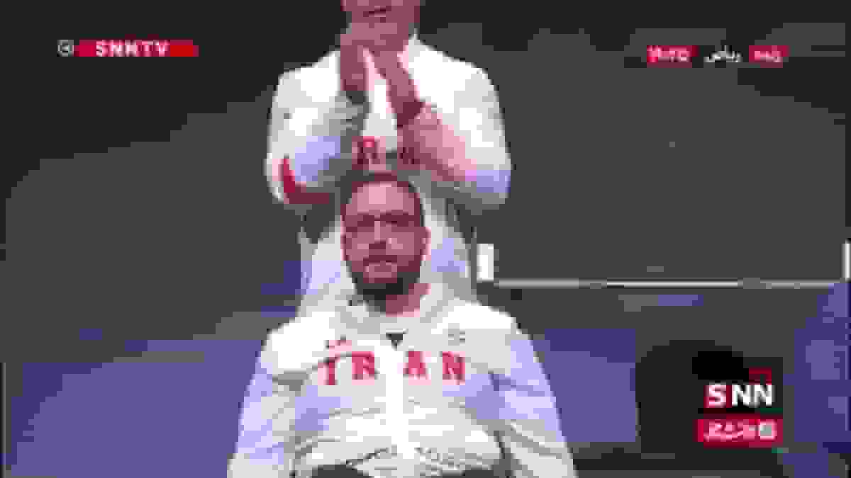 امضای طلایی روحالله رستمی روی تخته ریاض