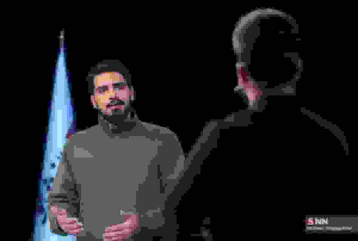 اعطای دیپلم افتخار برترین فیلم ۶۰ ثانیهای جشنواره جهانی فیلم فجر به علی توسلی خبرنگار مقاومت