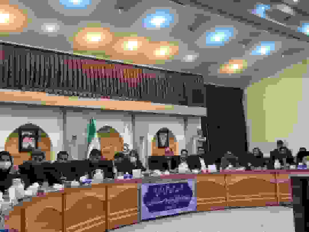 استاندار کرمان با ماسک در جمع دانشجویان حاضر شد و به پرسشها پاسخ داد