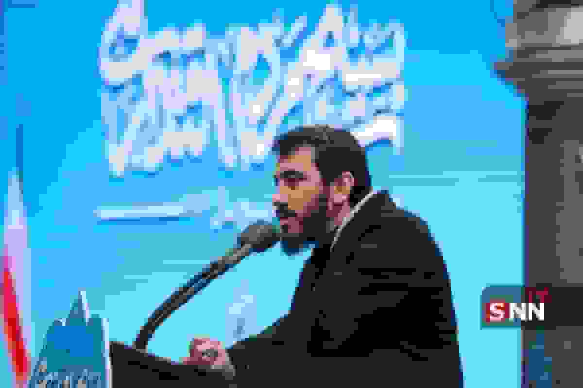 شعرخوانی حماسی مهدی رسولی در مراسم روز بسیج