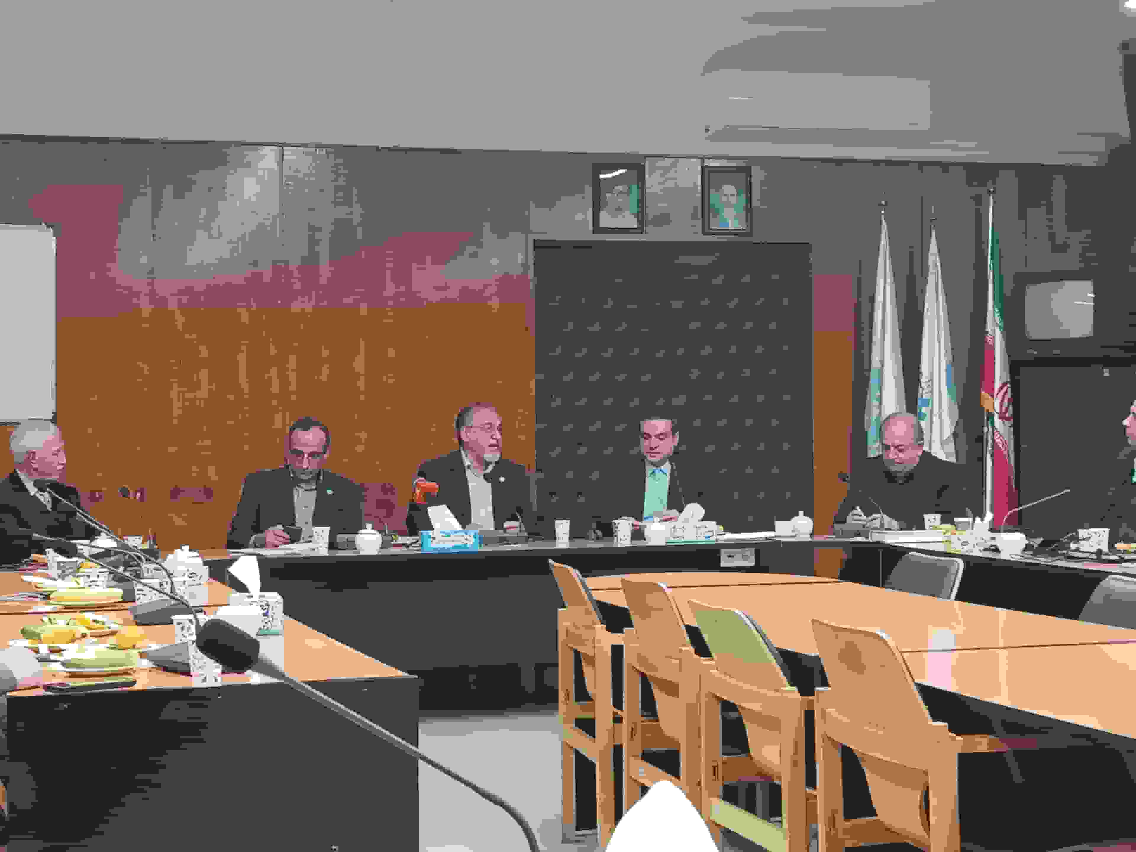 فولاد زیر تیغ نقد در دانشگاه تهران؛ صنعت از خامفروشی پژوهشها، دانشجویان از بیمسیر بودن آینده