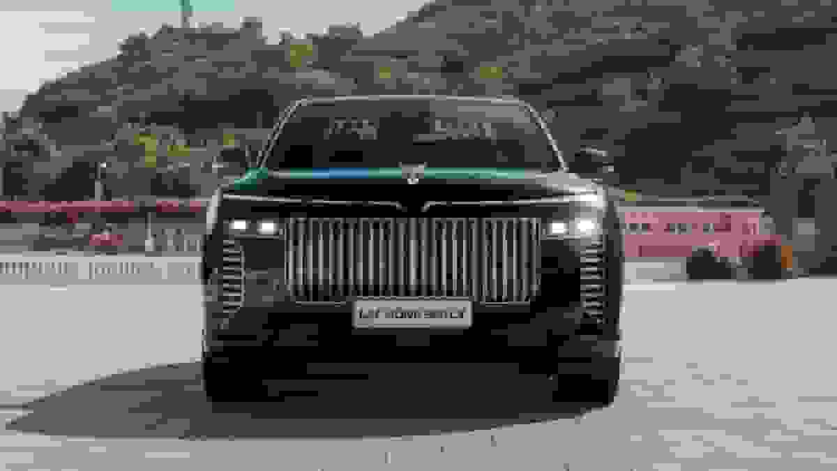 شاسی بلند لوکس وینفست 900 LX با قابلیت تحمل ۴۰۰ دور شلیک گلوله