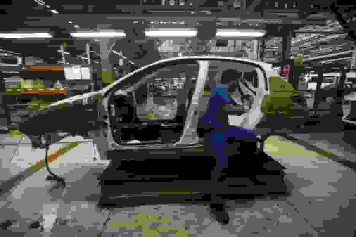 بحران ارزی، کمبود نقدینگی و کشاکش قیمتگذاری؛ سهگانه رکود صنعت خودرو ایران