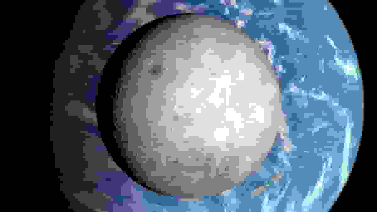 کشف قطعات شهابسنگ نادر حاوی آب در سمت پنهان ماه توسط محققان چینی