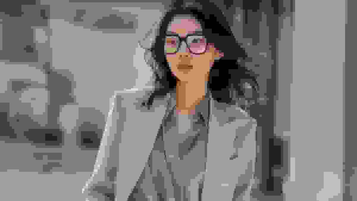 عینک هوشمند لنوو V1 با نمایشگر ۲ هزار نیتی و قابلیت ترجمه زنده معرفی شد