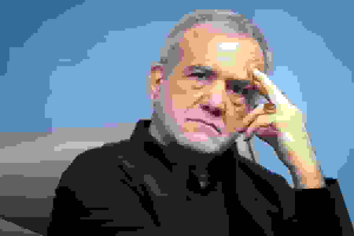 نامه ۱۸۰ اقتصاددان به پزشکیان: حذف ردیفهای پرهزینه بودجه همراه با اصلاح قیمت بنزین